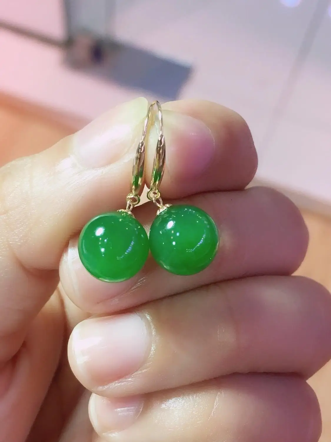 Natural and Russian jasper earrings, 18K gold inlaid, size 9.5mm.super positive color! ! ! The quality is visible as shown.
Natural and Russian jasper earrings, 18K gold inlaid, size 9.5mm.super positive color! ! ! The quality is visible as shown.