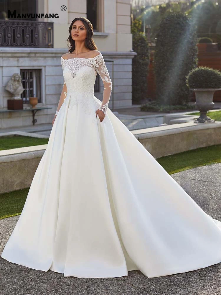 Custom Made Off the Shoulder Embroidery Appliques Satin Wedding Dress Elegant Boat Neck Chapel Train Button Bridal Ball Gown
Custom Made Off the Shoulder Embroidery Appliques Satin Wedding Dress Elegant Boat Neck Chapel Train Button Bridal Ball Gown