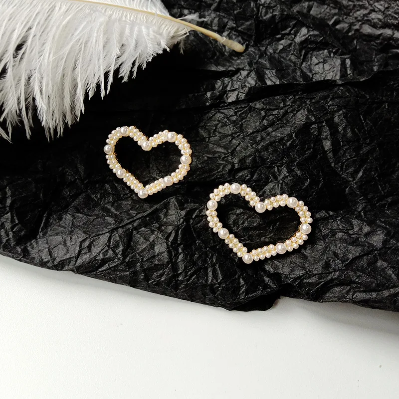 2020 New Korean Hollow Simulated Pearls Love Heart Stud Earrings for Women Cute Fashion Girl Ear Jewelry Brinco Gift
2020 New Korean Hollow Simulated Pearls Love Heart Stud Earrings for Women Cute Fashion Girl Ear Jewelry Brinco Gift