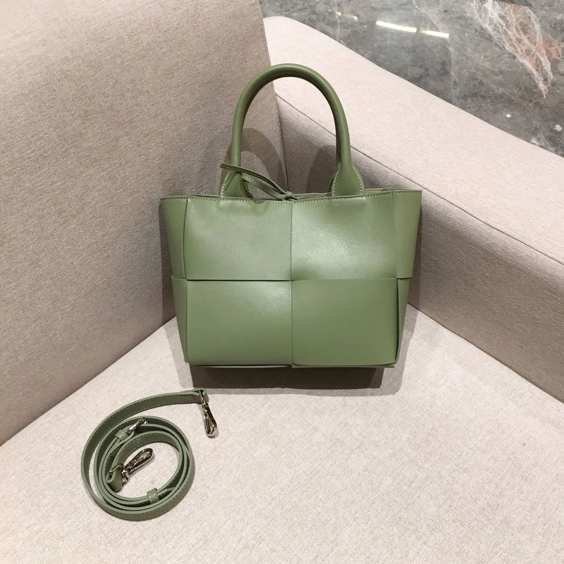 2021 new leather women's bag fashion simple large hand woven tote bag shopping bag handbag large capacity
2021 new leather women's bag fashion simple large hand woven tote bag shopping bag handbag large capacity