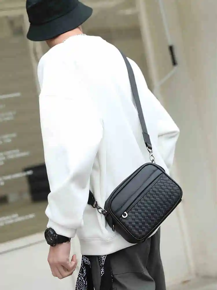 Black Soft Leather PU Weaving Men Crossbody Flap Bags High Quality Brand Male Zipper Small Messenger Bag Classic Trendy 2021
Black Soft Leather PU Weaving Men Crossbody Flap Bags High Quality Brand Male Zipper Small Messenger Bag Classic Trendy 2021