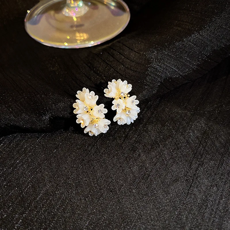 2021 New Korean Flower White Rhinestone Sweet Fairy Trendy Stud Earrings For Women Fashion Jewelry Acrylic Oorbellen Brincos
2021 New Korean Flower White Rhinestone Sweet Fairy Trendy Stud Earrings For Women Fashion Jewelry Acrylic Oorbellen Brincos