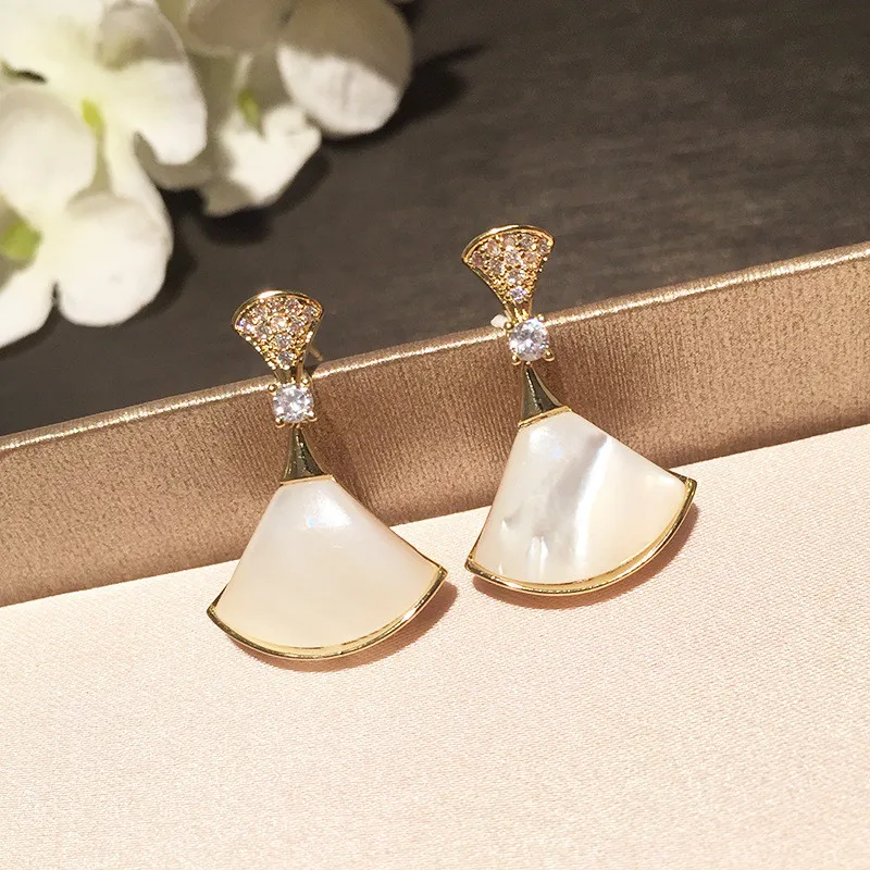 Classic Natural Shell Pendant Drop Earrings for Women Luxury Cubic Zirconia Crystal Earrings Elegant Wedding Party Jewelry Gifts
Classic Natural Shell Pendant Drop Earrings for Women Luxury Cubic Zirconia Crystal Earrings Elegant Wedding Party Jewelry Gifts