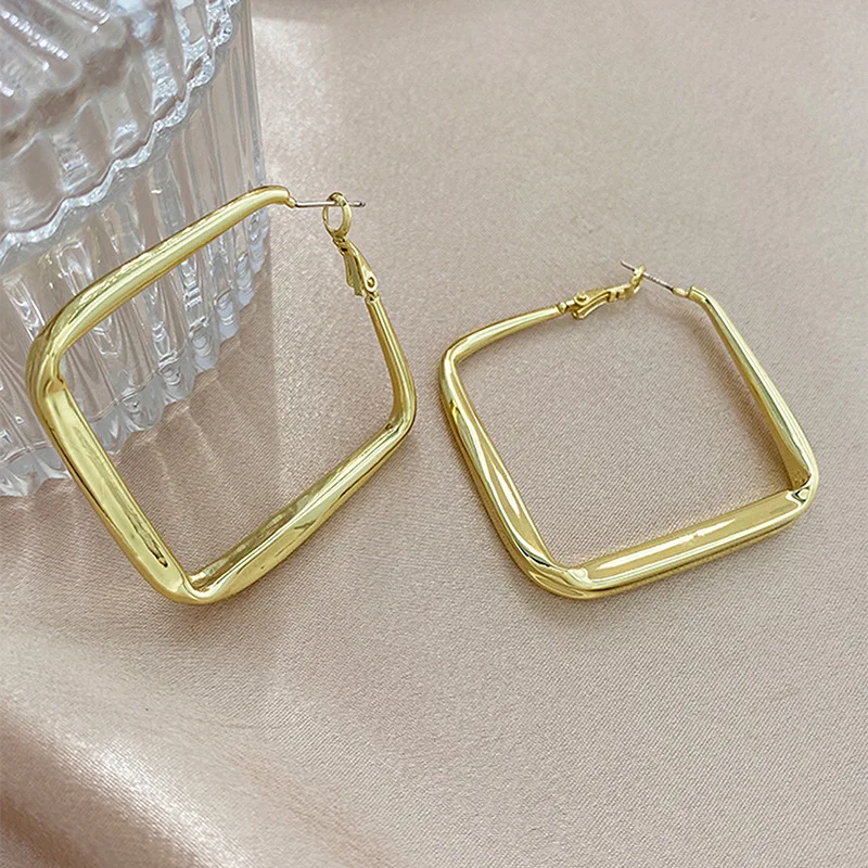 2021 European and American New Big Golden Colour Earrings Female Trendy Metal Matte Earring for Girls Exaggerated Jewelry Gifts 
2021 European and American New Big Golden Colour Earrings Female Trendy Metal Matte Earring for Girls Exaggerated Jewelry Gifts
