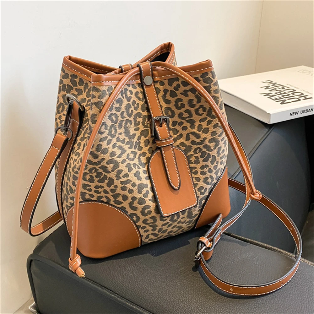 Women Winter Chain Bucket Shoulder Handbag Popular Simple Female Daily Bag Fashion high quality PU leather Plush Messenger Bags
Women Winter Chain Bucket Shoulder Handbag Popular Simple Female Daily Bag Fashion high quality PU leather Plush Messenger Bags