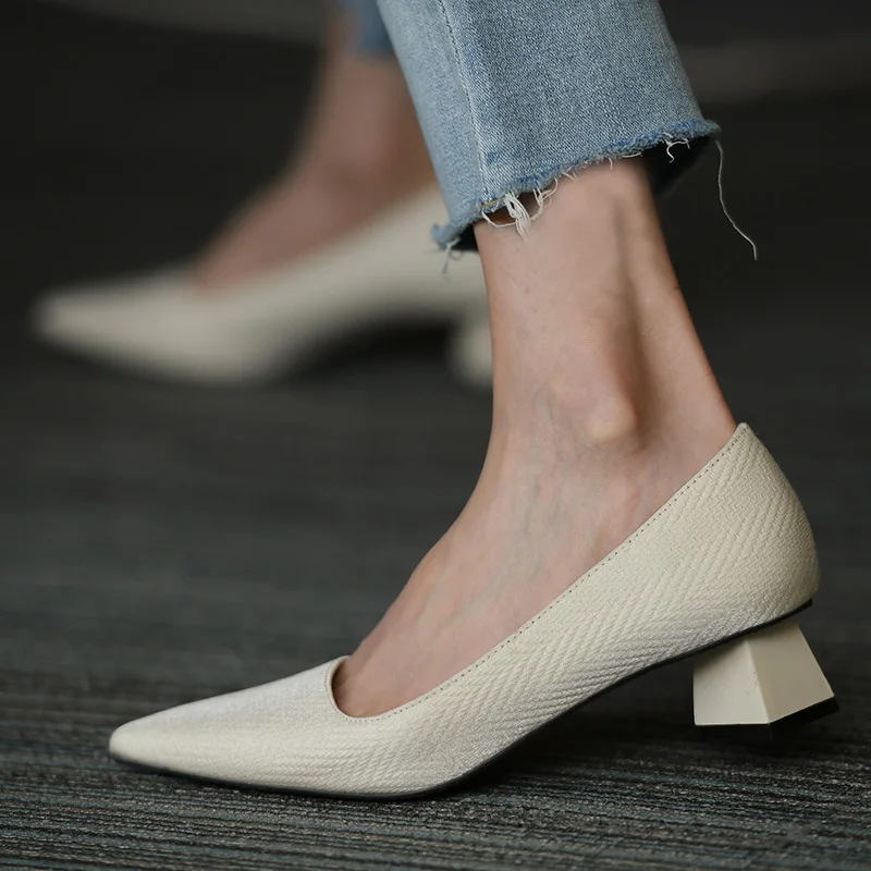 Spring 2021 new single shoe women's milk white light mouth pointed shoes children's medium heel thick heel commuting women's
Spring 2021 new single shoe women's milk white light mouth pointed shoes children's medium heel thick heel commuting women's