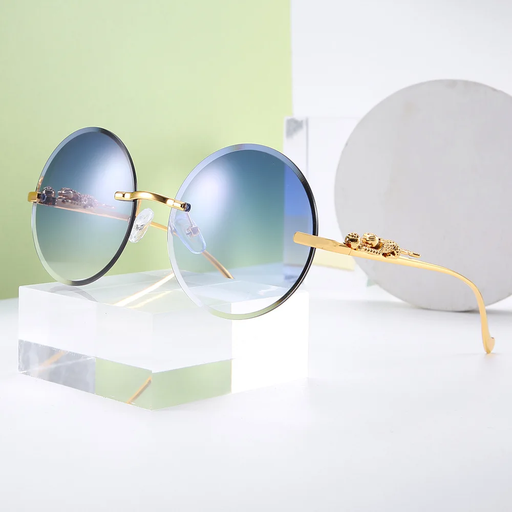 Luxury Brand round Sunglasses Women Fashion Black Retro Sun Glasses Vintage Lady Summer Style Sunglasses Female Famous UV400
Luxury Brand round Sunglasses Women Fashion Black Retro Sun Glasses Vintage Lady Summer Style Sunglasses Female Famous UV400
