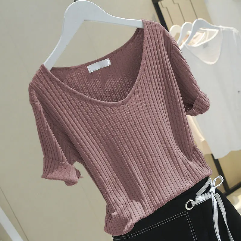 Bingsi 2021 summer new knitted Korean women's slim V-neck white short sleeve T-shirt
Bingsi 2021 summer new knitted Korean women's slim V-neck white short sleeve T-shirt