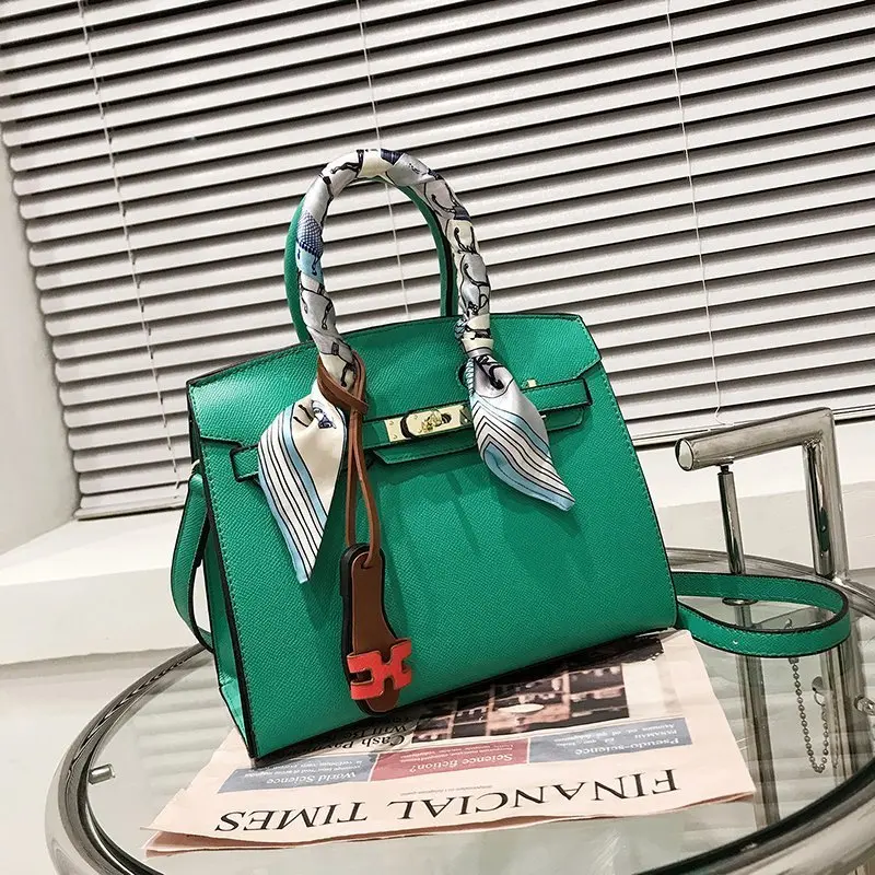 2020 Winter Large Lock Bag Zipper Female European and American Retro Platinum Luxury Silk Scarf Solid Color Shoulder Bag
2020 Winter Large Lock Bag Zipper Female European and American Retro Platinum Luxury Silk Scarf Solid Color Shoulder Bag