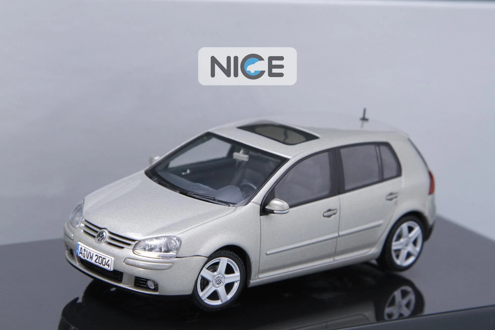 AUTOart 1:43 VW GOLF MK5 2003 ограниченная Коллекционная серия, полимерная металлическая литая модель, игрушка в подарок
AUTOart 1:43 VW GOLF MK5 2003 ограниченная Коллекционная серия, полимерная металлическая литая модель, игрушка в подарок