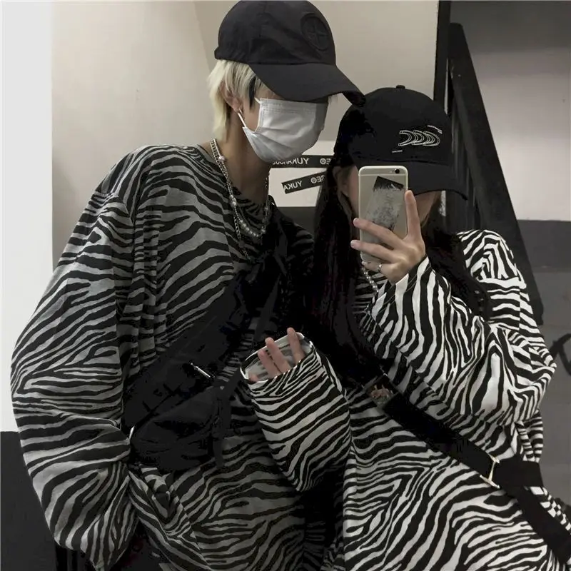 T-shirt men and women tie-dye couples autumn clothing 2021 new Korean retro zebra pattern long-sleeved t-shirt loose top
T-shirt men and women tie-dye couples autumn clothing 2021 new Korean retro zebra pattern long-sleeved t-shirt loose top