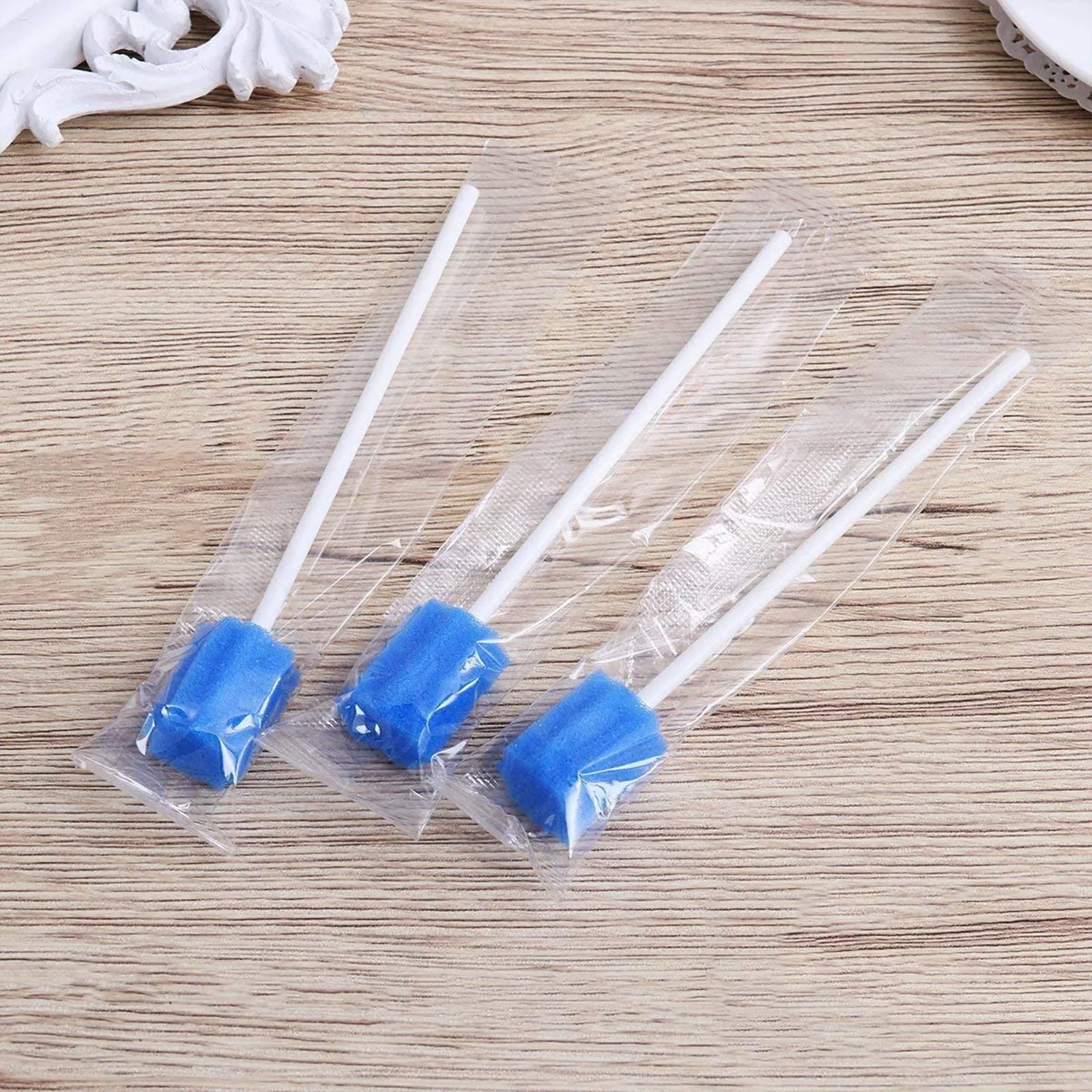 Pack of 100 disposable oral care sticks With blue sponge tip Oral care and hygiene 100 disposable cotton swabs for oral care 
Pack of 100 disposable oral care sticks With blue sponge tip Oral care and hygiene 100 disposable cotton swabs for oral care