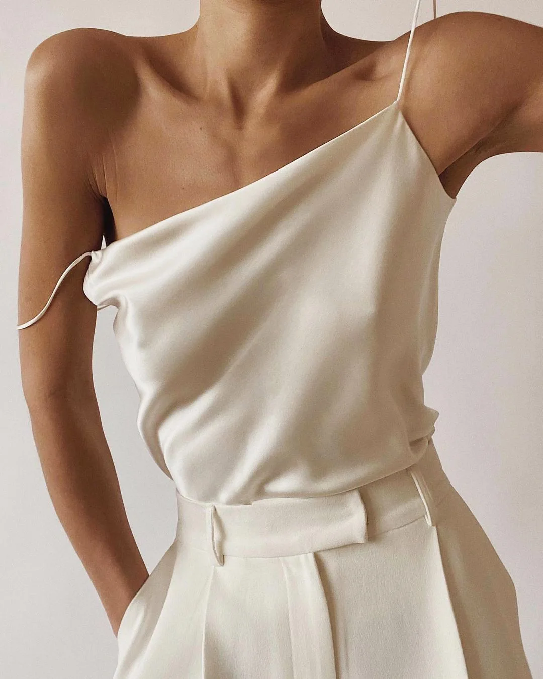 Sexy Women Basic Tops 2021 Silk Camis Satin Tops Black White Loose Tank Office Ladies Formal Fresh Tops Solid Vest Casual Outfit
Sexy Women Basic Tops 2021 Silk Camis Satin Tops Black White Loose Tank Office Ladies Formal Fresh Tops Solid Vest Casual Outfit