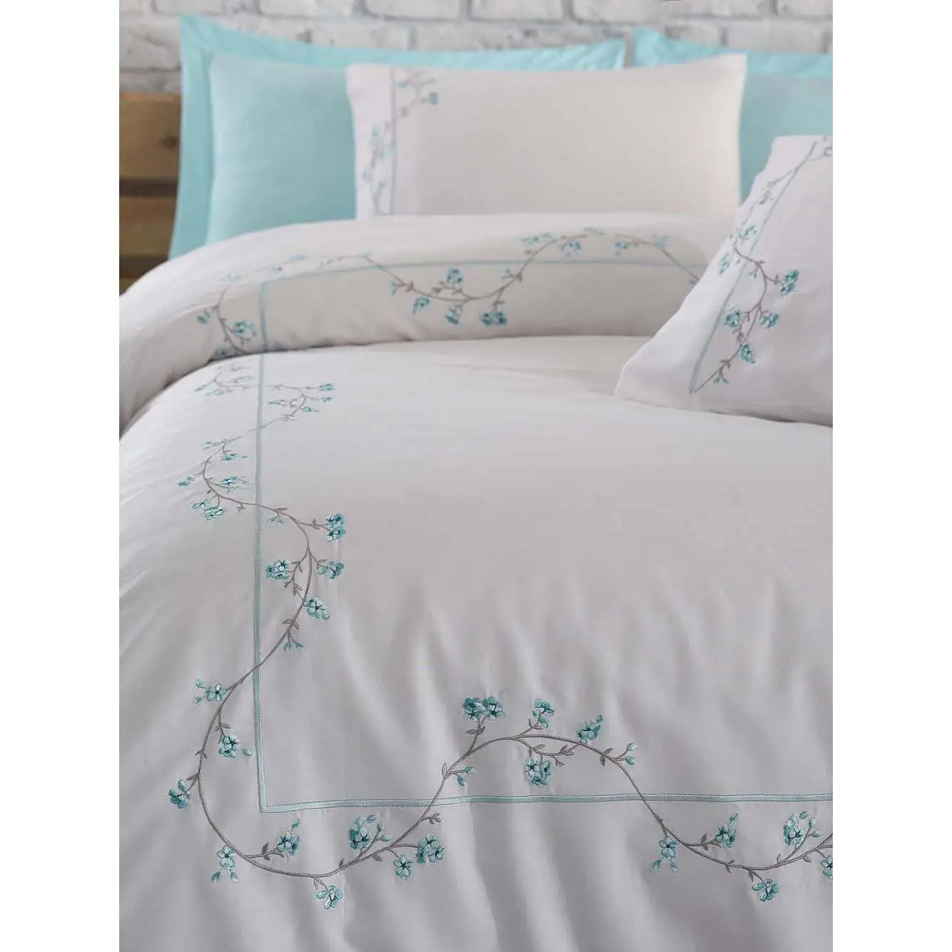 Ruching Jenna Embroideried Cotton Satin Duvet cover set White Turquoise
Ruching Jenna Embroideried Cotton Satin Duvet cover set White Turquoise
