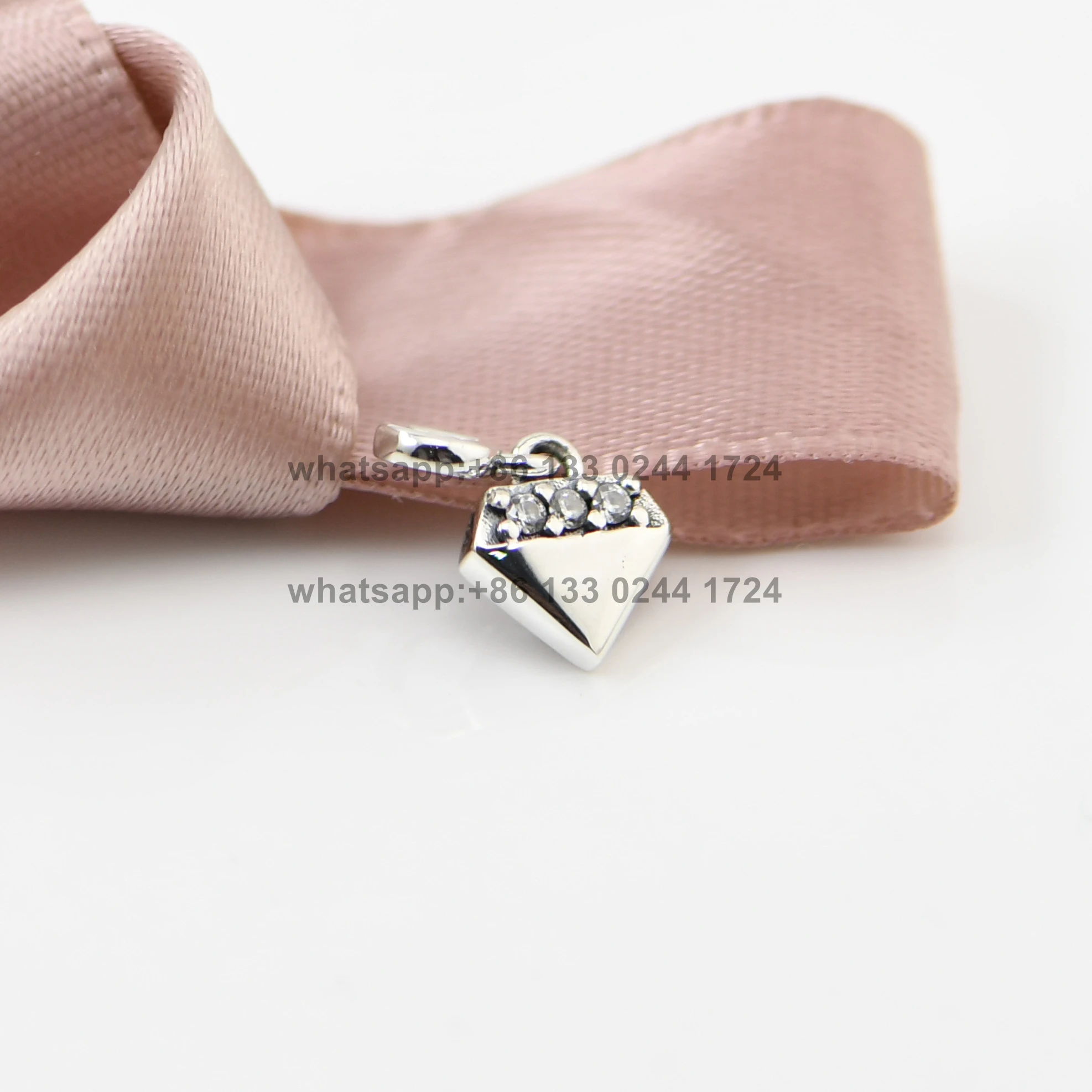 Подлинные искусственные серебряные ювелирные изделия коллекция Сделай Сам Подвески подходят для женщин мой яркий бриллиант подвеска PDM012
Подлинные искусственные серебряные ювелирные изделия коллекция Сделай Сам Подвески подходят для женщин мой яркий бриллиант подвеска PDM012