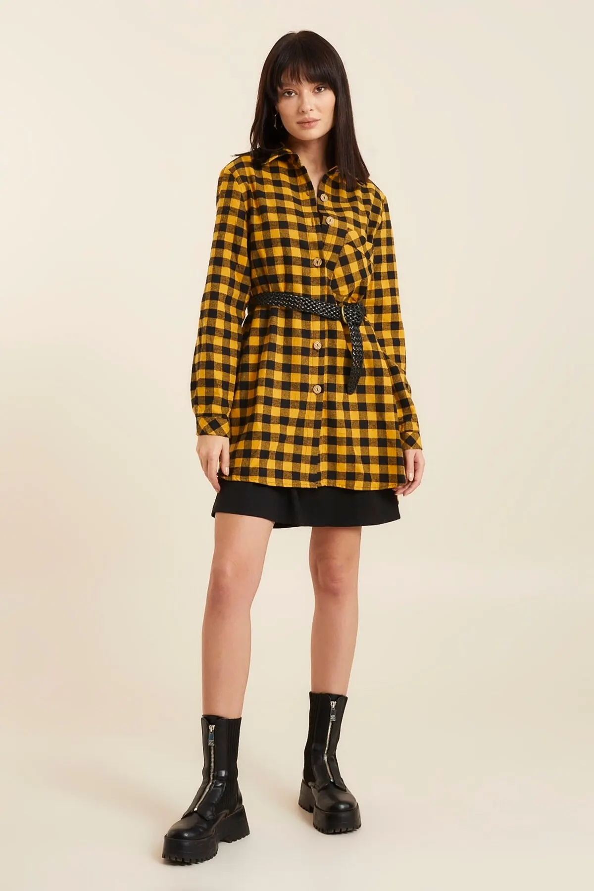 Женская длинная клетчатая рубашка с декоративными боковыми кнопками и одним карманом
Женская длинная клетчатая рубашка с декоративными боковыми кнопками и одним карманом