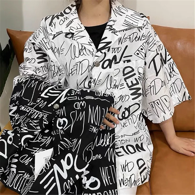 Oversized We11done Shirt Men / Women Black And White Graffiti Full Logo Printed Shirt V-Shaped Embroidered Shirt Short Sleeve
Oversized We11done Shirt Men / Women Black And White Graffiti Full Logo Printed Shirt V-Shaped Embroidered Shirt Short Sleeve