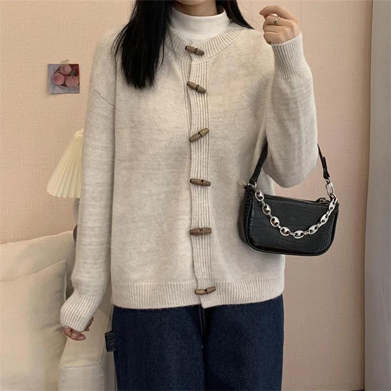 Свитер с пуговицами из бычьего рога, Женское пальто, Новинка осени 2021, шикарное студенческое пальто в Корейском стиле, вязаный кардиган
Свитер с пуговицами из бычьего рога, Женское пальто, Новинка осени 2021, шикарное студенческое пальто в Корейском стиле, вязаный кардиган