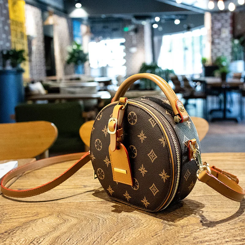 Высококачественная маленькая круглая кожаная сумка 2021 Новинка роскошный брендовый женский кошелек с принтом сумка-мессенджер на одно плеч... 
Высококачественная маленькая круглая кожаная сумка 2021 Новинка роскошный брендовый женский кошелек с принтом сумка-мессенджер на одно плеч...