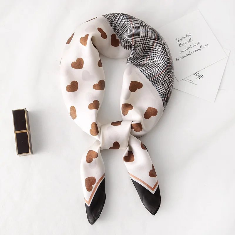 Nieuwe Zijden Sjaal Plein Vrouwen Mode Plaid Foulard Mooie Hart Gedrukt Kleine Kerft Lady Werk Halsdoek Gift Voor Meisje
Nieuwe Zijden Sjaal Plein Vrouwen Mode Plaid Foulard Mooie Hart Gedrukt Kleine Kerft Lady Werk Halsdoek Gift Voor Meisje