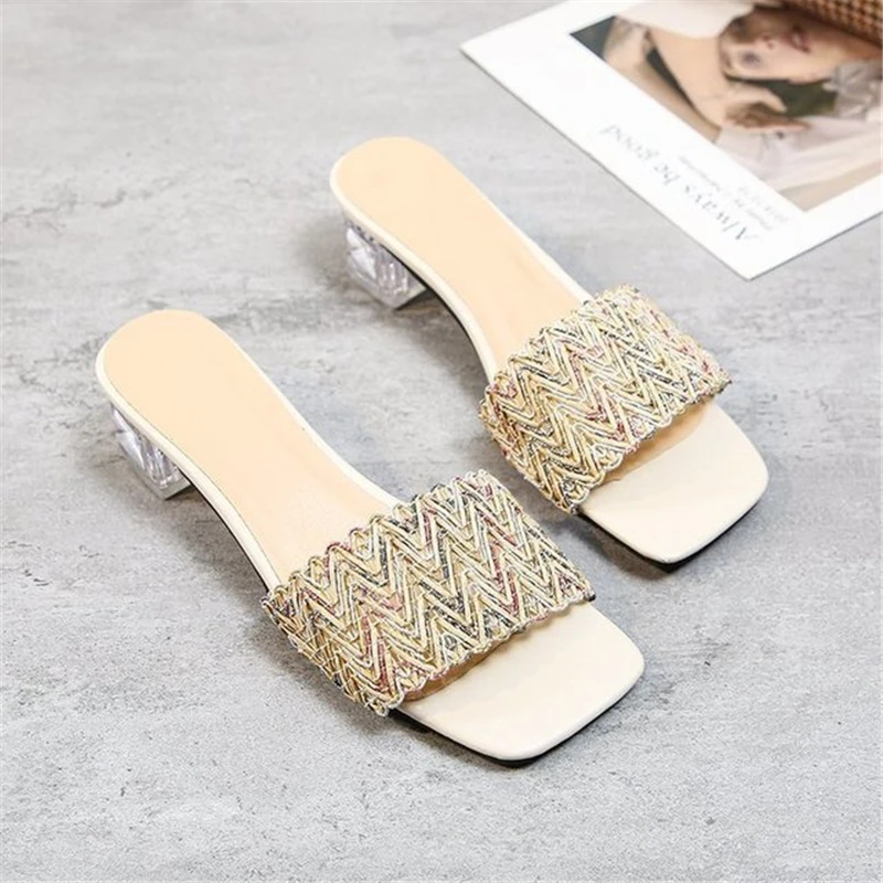 Women's shoes slippers 2021 summer new one-line European and American large size 41-45 outer wear fashionable women's slippers
Women's shoes slippers 2021 summer new one-line European and American large size 41-45 outer wear fashionable women's slippers