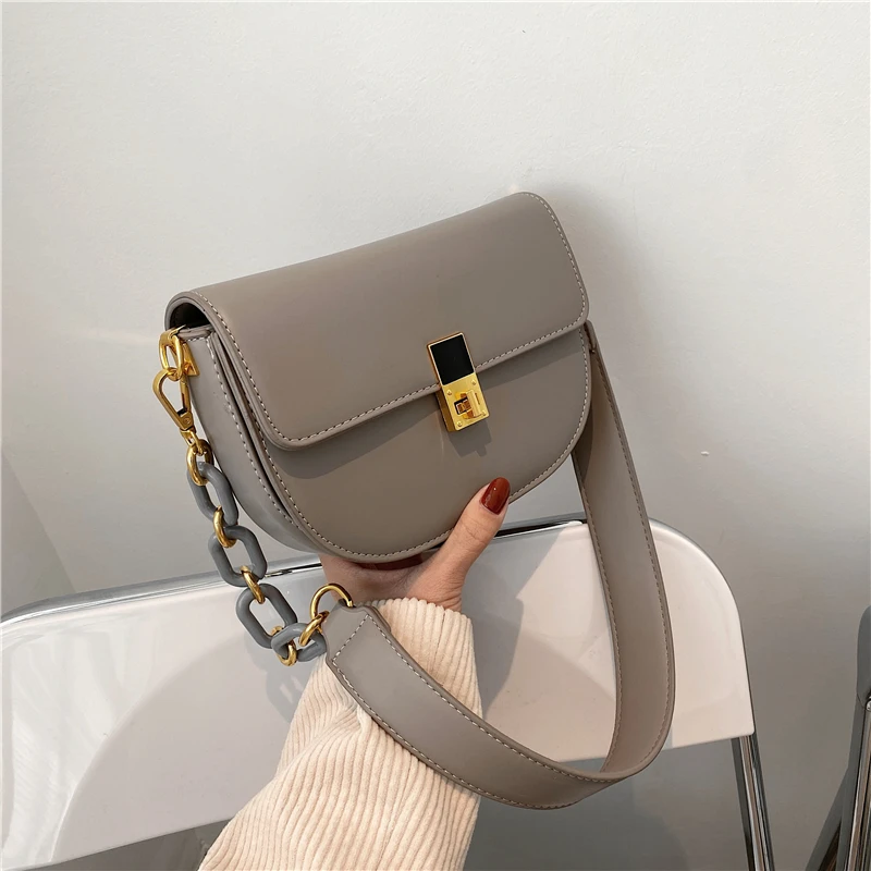 Fashion Chain-Link Saddle Small Shoulder Bags For Women Unique Design Turn Lock High Quality PU Leather Crossbody Bag 2021 Trend
Fashion Chain-Link Saddle Small Shoulder Bags For Women Unique Design Turn Lock High Quality PU Leather Crossbody Bag 2021 Trend