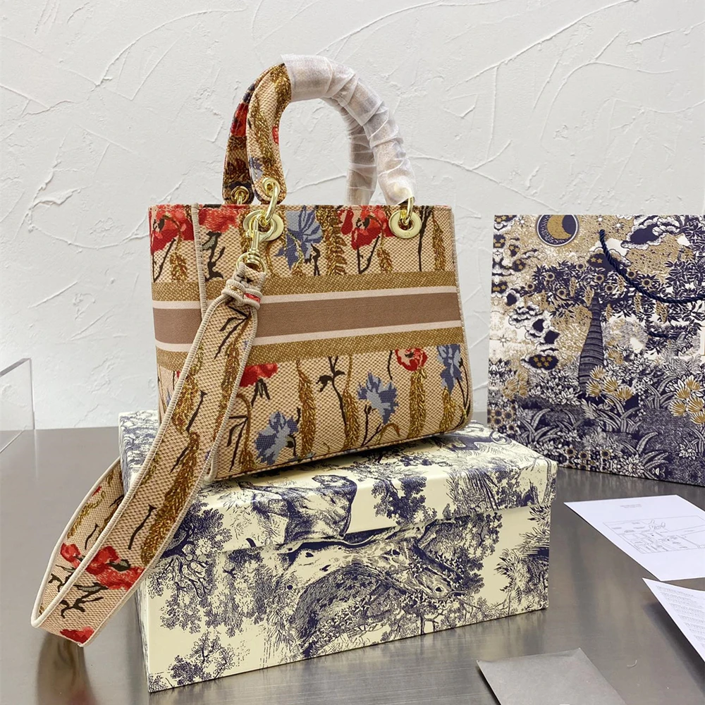 2021 Ladies Embroidered Book Handbag Top Designer Luxury Handbags Ladies New Fashion Small One-shoulder Shopping Bag with Box
2021 Ladies Embroidered Book Handbag Top Designer Luxury Handbags Ladies New Fashion Small One-shoulder Shopping Bag with Box