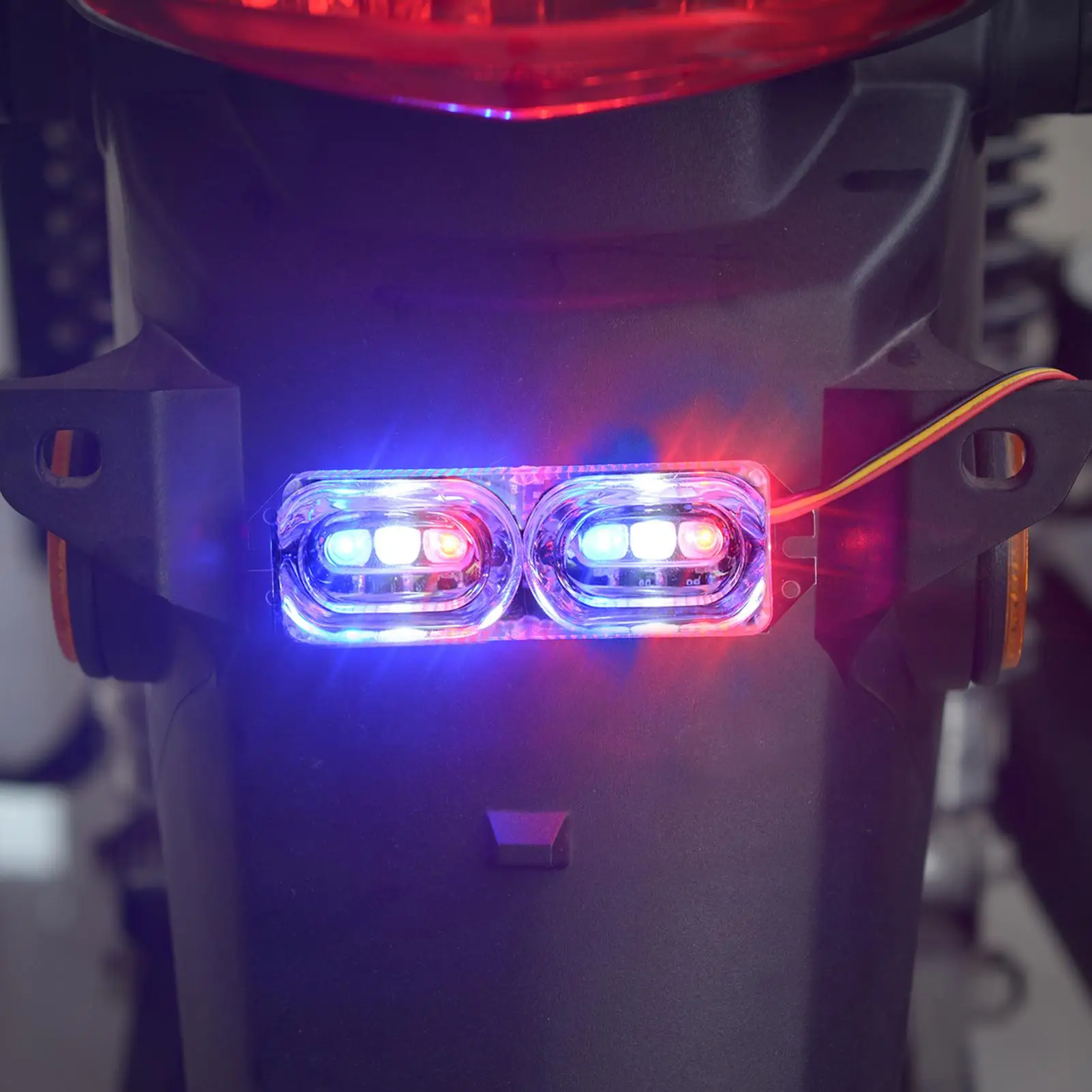 Motorcycle 9-80V Strobe Tail Lamp Fast Flashing Red Blue Two-color Warning Light Motorcycle Tail Light CS-616B1 Aluminum Alloy
Motorcycle 9-80V Strobe Tail Lamp Fast Flashing Red Blue Two-color Warning Light Motorcycle Tail Light CS-616B1 Aluminum Alloy