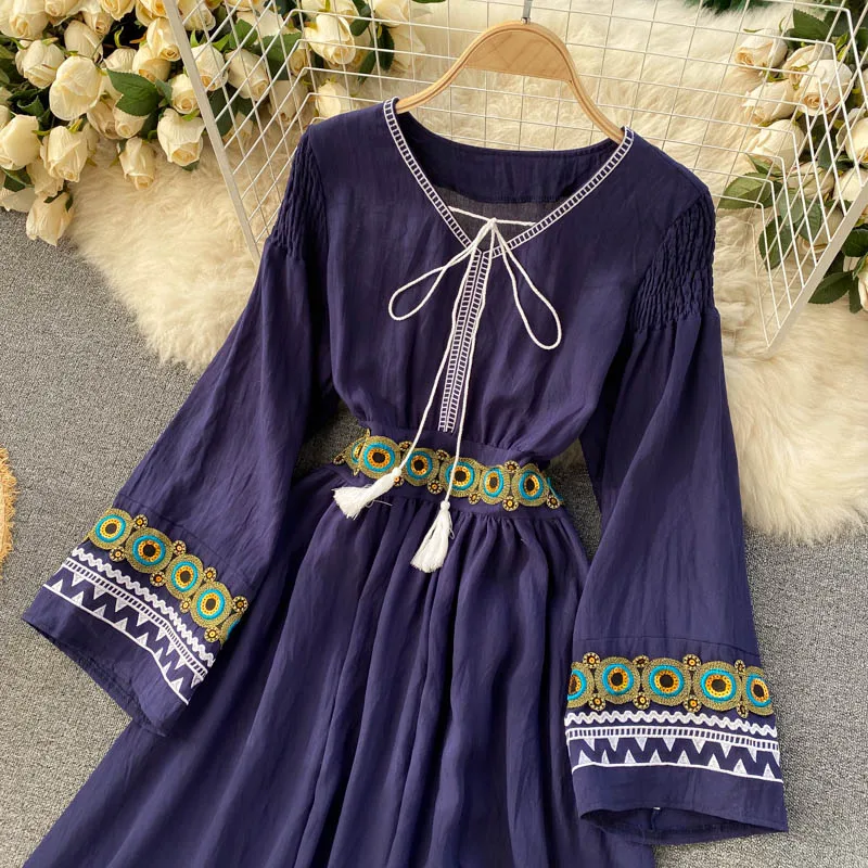 2021 Spring Ethnic Vintage Embroidery Flowers Bohemian Vestidos Women's V-neck Flared Sleeves Loose Midi Holiday Boho Dresses
2021 Spring Ethnic Vintage Embroidery Flowers Bohemian Vestidos Women's V-neck Flared Sleeves Loose Midi Holiday Boho Dresses