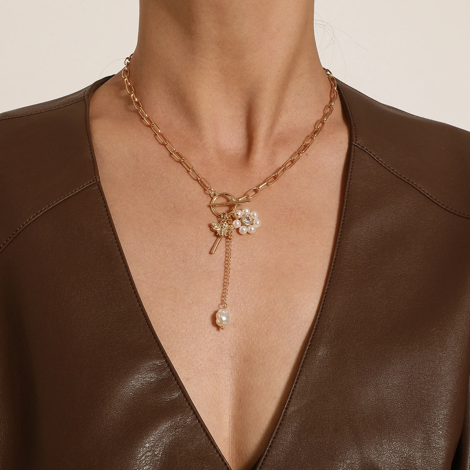 Creative Summer Pearl Bee Pendant Necklace Necklace Geometric Cross Pendant Necklace Ladies Simple Tassel Chain Pearl Necklace
Creative Summer Pearl Bee Pendant Necklace Necklace Geometric Cross Pendant Necklace Ladies Simple Tassel Chain Pearl Necklace
