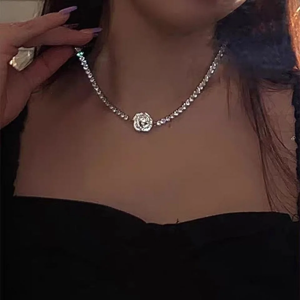 Luxury full diamond chain Rose Camellia Flower Necklace simple Zircon Rhinestone Ins Style Women Clavicle chain Choker Jewelry
Luxury full diamond chain Rose Camellia Flower Necklace simple Zircon Rhinestone Ins Style Women Clavicle chain Choker Jewelry