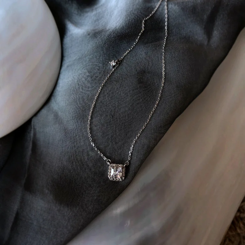 New Luxury S925 Sterling Silver Platinum-plated Necklace Women's Square Diamond Super Flash Temperament Wild Clavicle Chain
New Luxury S925 Sterling Silver Platinum-plated Necklace Women's Square Diamond Super Flash Temperament Wild Clavicle Chain