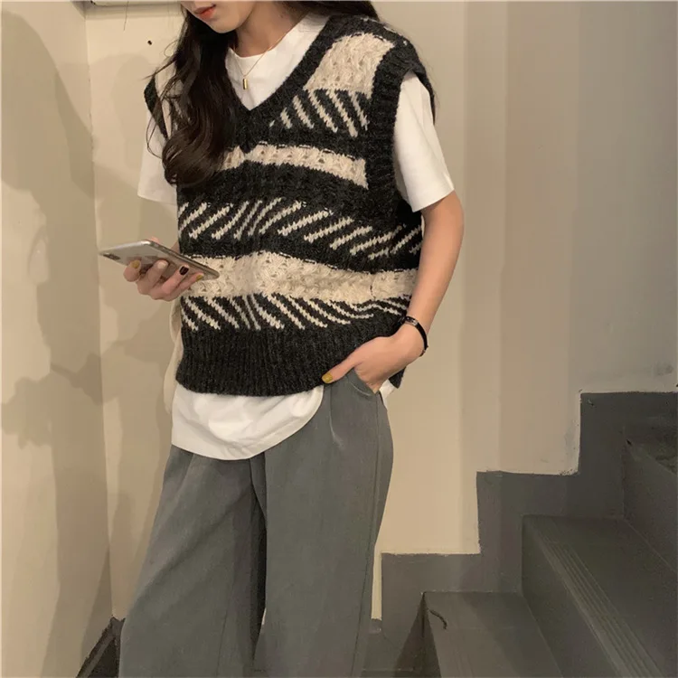 Black White Striped Sweater Vest Women Knitted Waistcoat Argyle Vest Casual Female V Neck Pullover Outerwear Tops T3337
Black White Striped Sweater Vest Women Knitted Waistcoat Argyle Vest Casual Female V Neck Pullover Outerwear Tops T3337