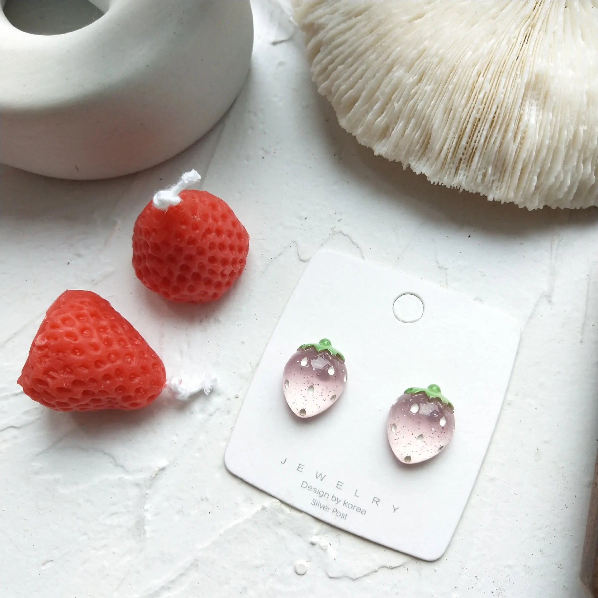2020 trend earring for women Korean Summer fruit strawberry transparent lovely Mini Earring Women jewelry Gifts for the new year 
2020 trend earring for women Korean Summer fruit strawberry transparent lovely Mini Earring Women jewelry Gifts for the new year