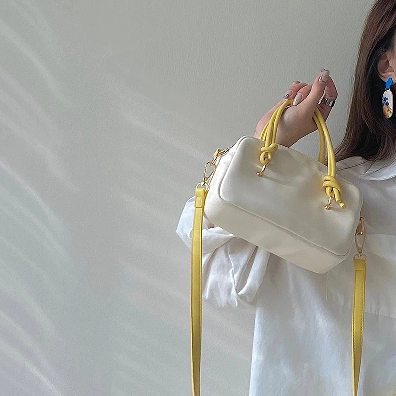 INS Maiden Fashion Cute Contrast Color One-shoulder Bag Design Pillow Shape Women Bag Korean New Fashion Crossbody Portable Bag
INS Maiden Fashion Cute Contrast Color One-shoulder Bag Design Pillow Shape Women Bag Korean New Fashion Crossbody Portable Bag