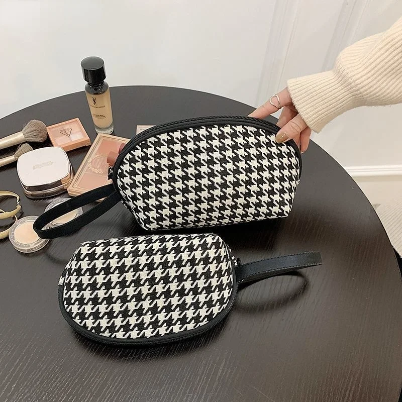Portable Travel Cosmetic Bags Women Vintage Plaid High Quality Wash Cases Makeup Large Capacity Lady Trip Storage Money Bag
Portable Travel Cosmetic Bags Women Vintage Plaid High Quality Wash Cases Makeup Large Capacity Lady Trip Storage Money Bag