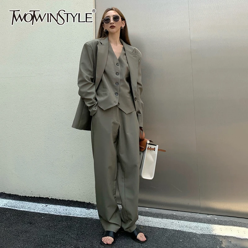 Женский комплект из трех предметов TWOTWINSTYLE, свободный однобортный жилет с отложным воротником и длинными рукавами, длинные брюки,
Женский комплект из трех предметов TWOTWINSTYLE, свободный однобортный жилет с отложным воротником и длинными рукавами, длинные брюки,