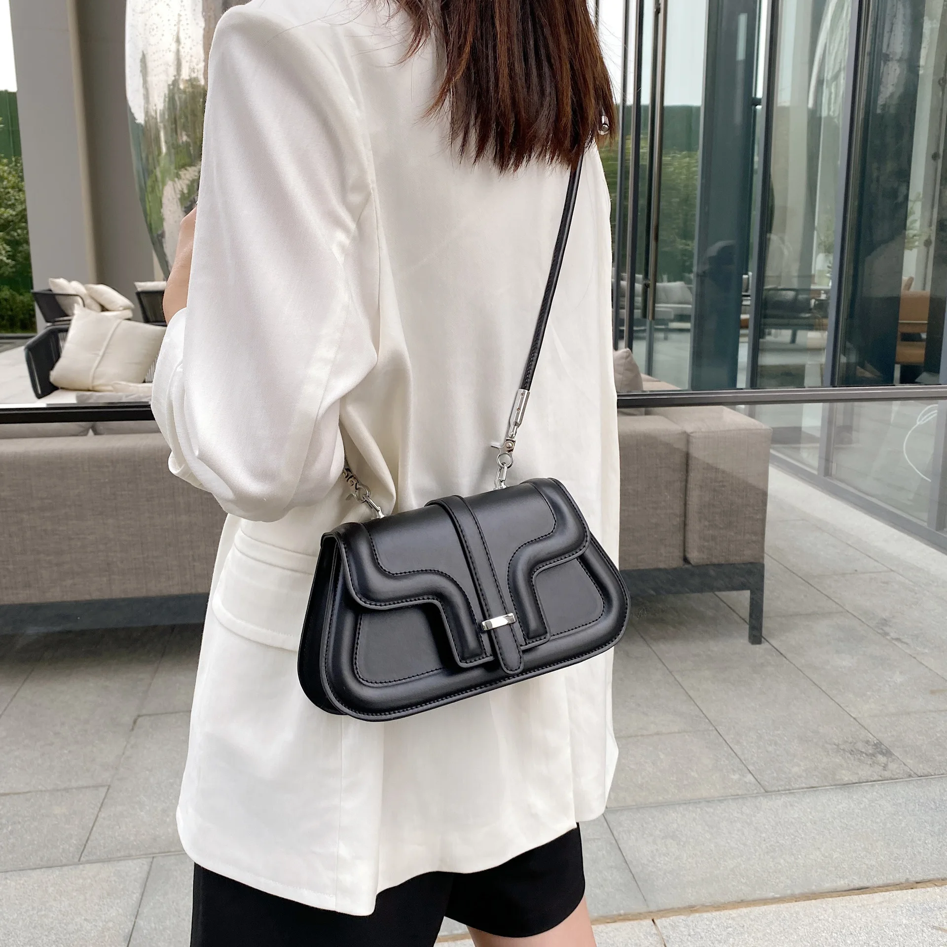 New Woman Shoulder Bag Fashionable Simple Chain Messenger Bag High Quality Luxury Designer Handbag 2021 New Female Underarm Bag 
New Woman Shoulder Bag Fashionable Simple Chain Messenger Bag High Quality Luxury Designer Handbag 2021 New Female Underarm Bag