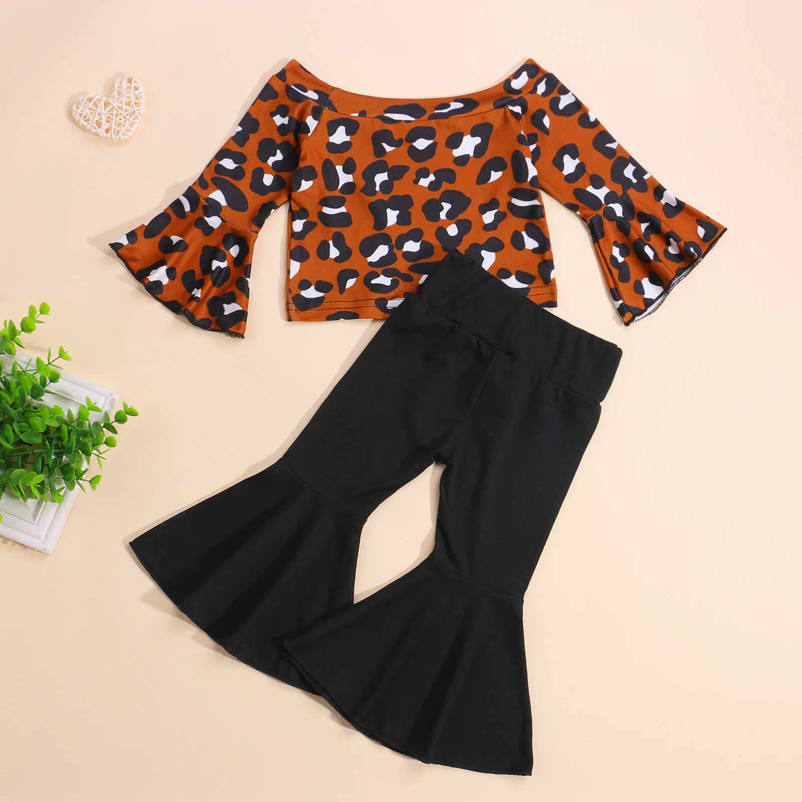 Baby Girls 2Pcs Outfit Sweet Style Leopard Print Off Shoulder Flare Long Sleeve Tops + Solid Color Bell-bottomed Pants Set
Baby Girls 2Pcs Outfit Sweet Style Leopard Print Off Shoulder Flare Long Sleeve Tops + Solid Color Bell-bottomed Pants Set