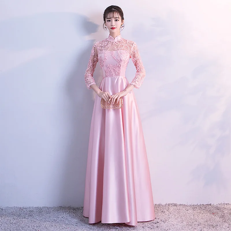 Female Sweet Applique Wedding Party Pleated Dress Elegant Bride Marry Satin Skirt Floor-Length Stand Collar Cheongsam Skirt Gown
Female Sweet Applique Wedding Party Pleated Dress Elegant Bride Marry Satin Skirt Floor-Length Stand Collar Cheongsam Skirt Gown