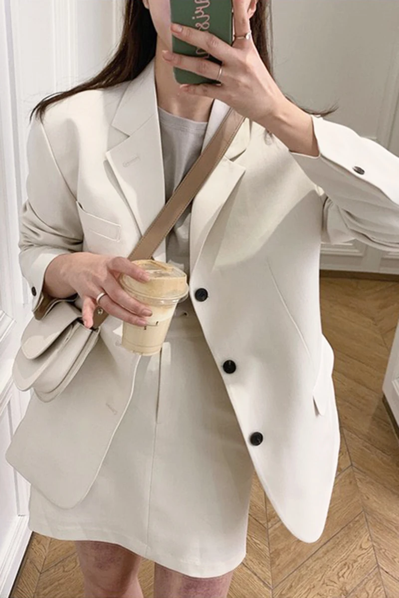 Korean version of the niche retro three-button cardigan suit jacket + high waist thin A-line skirt skirt female
Korean version of the niche retro three-button cardigan suit jacket + high waist thin A-line skirt skirt female
