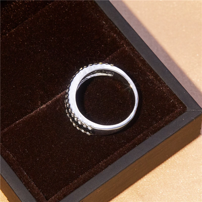 Fashion Popular Women Romantic Banquet Accessories Round Black Zircon Ring Elegant Temperament Charm Jewelry Gift Wholesale
Fashion Popular Women Romantic Banquet Accessories Round Black Zircon Ring Elegant Temperament Charm Jewelry Gift Wholesale
