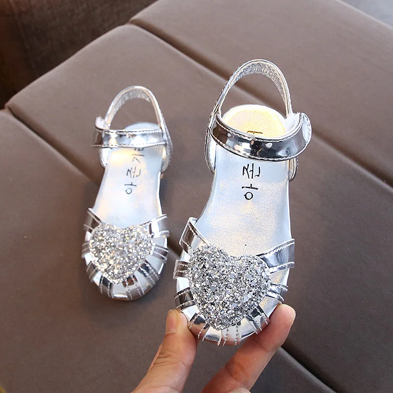 Girls Summer Sandals Princess Golden Love Fashion Hollow Shoes Baby Beautiful Cool Bling Sandals 
Girls Summer Sandals Princess Golden Love Fashion Hollow Shoes Baby Beautiful Cool Bling Sandals