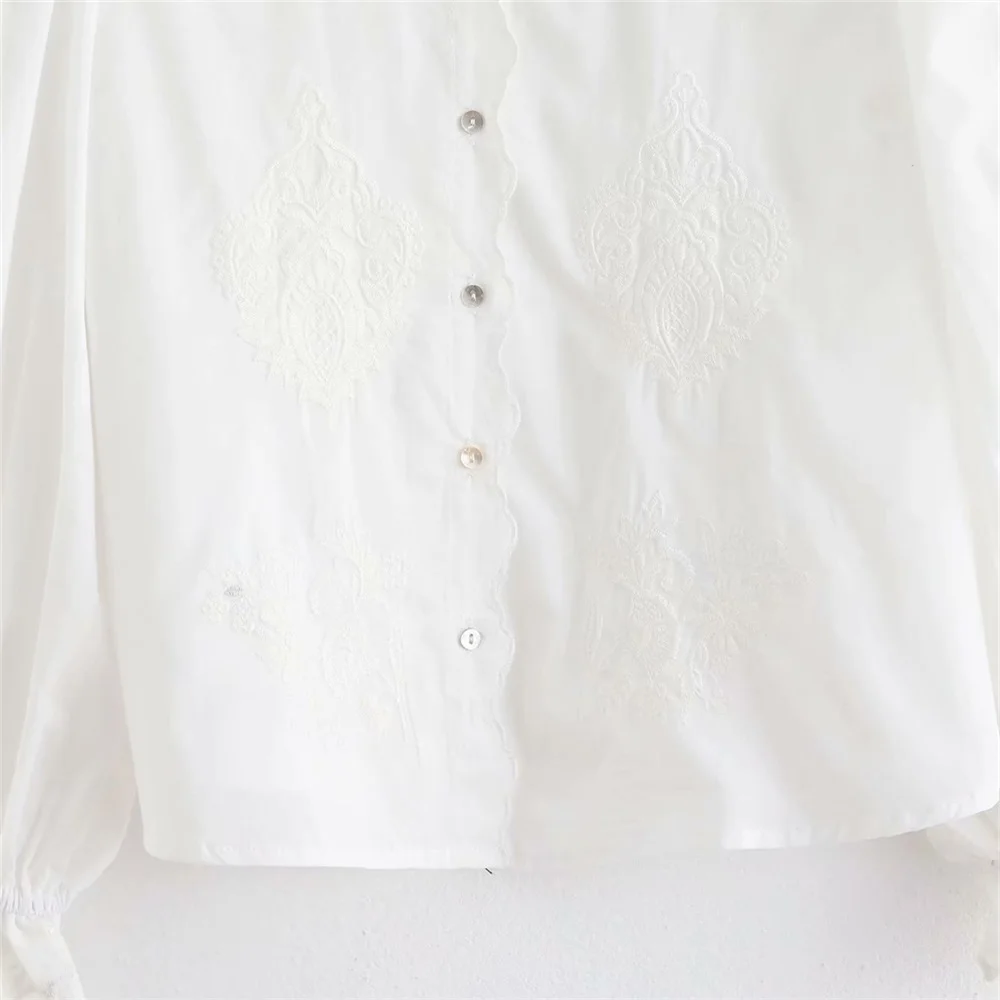 2020 summer women's new lapel long-sleeved laminated decorative shirt stitching embroidery poplin shirt 
2020 summer women's new lapel long-sleeved laminated decorative shirt stitching embroidery poplin shirt