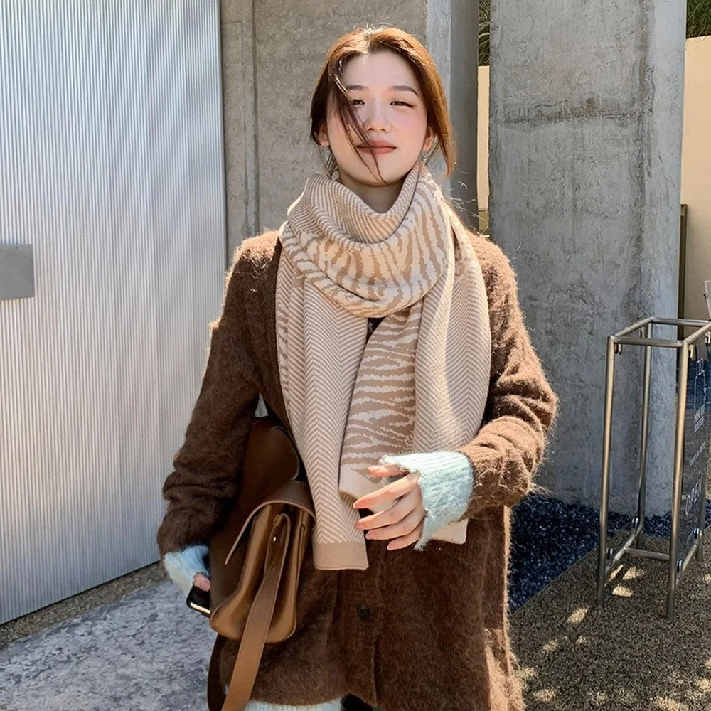 2021 Autumn and Winter New Ladies Scarf Warm and Windproof Women's Cashmere Fashion Thickening Long Shawl Dual-use Couple Scarf
2021 Autumn and Winter New Ladies Scarf Warm and Windproof Women's Cashmere Fashion Thickening Long Shawl Dual-use Couple Scarf
