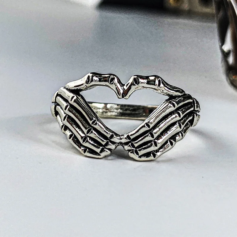 Vintage Skull Hand with Heart-shaped Ring Personality Punk Hip Hop Men and Women Party Jewelry 2021 New
Vintage Skull Hand with Heart-shaped Ring Personality Punk Hip Hop Men and Women Party Jewelry 2021 New