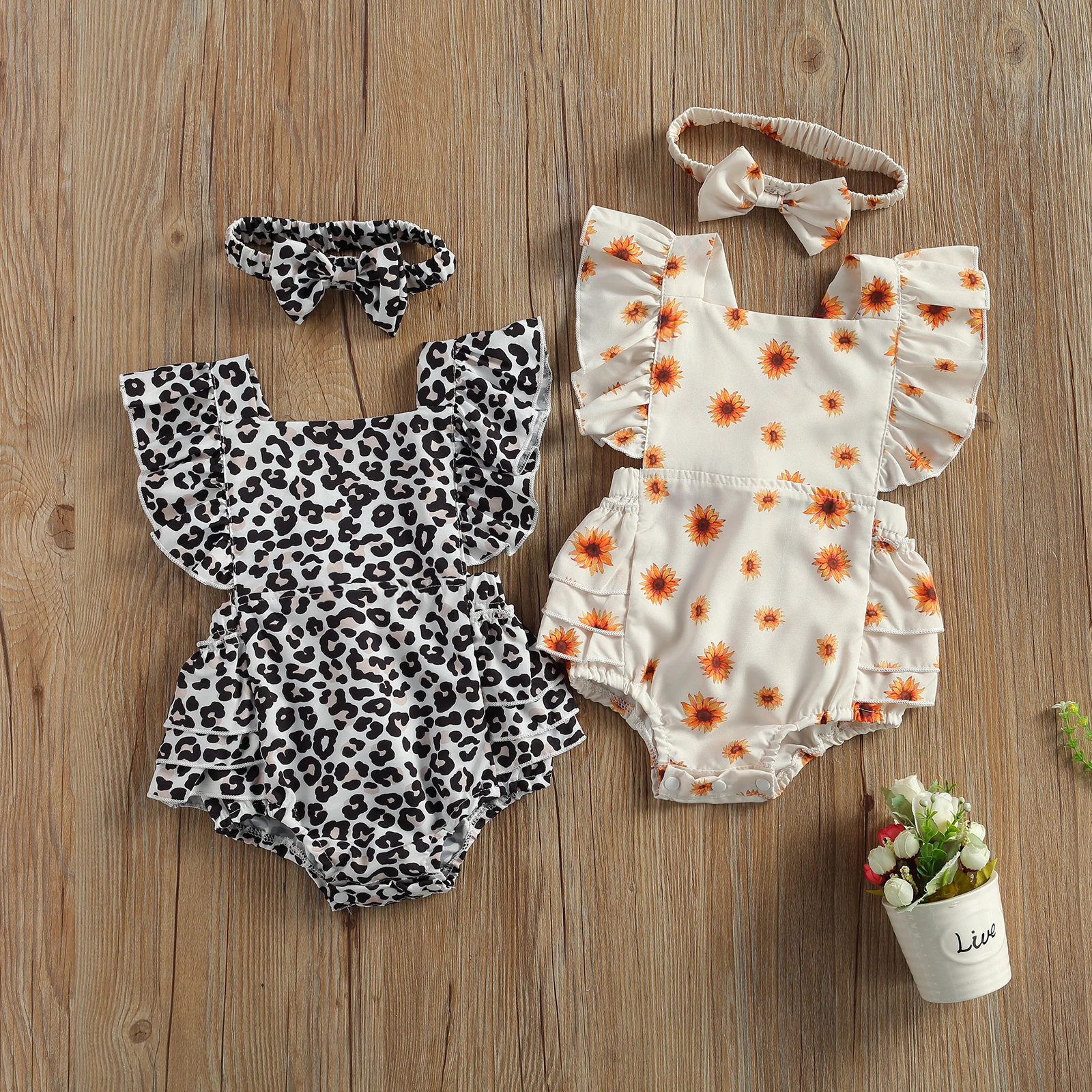 Baby Girls' Printed 2Pcs Daisy/Leopard Print Ruffle Sleeve Square Neck Backless Lacing Up Bodysuit with Bowknot Headband
Baby Girls' Printed 2Pcs Daisy/Leopard Print Ruffle Sleeve Square Neck Backless Lacing Up Bodysuit with Bowknot Headband