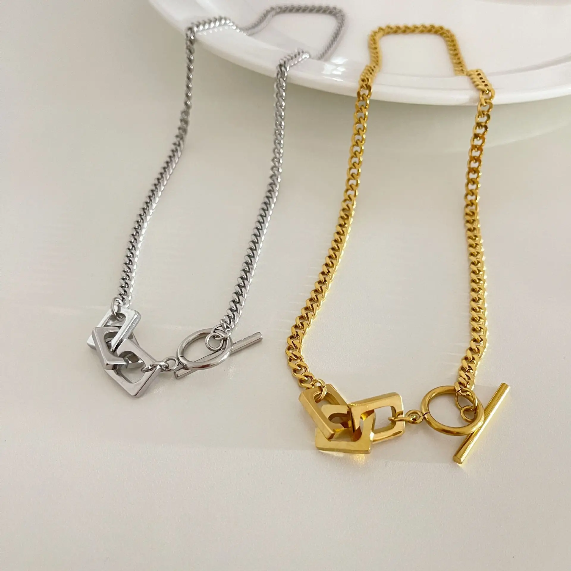 Simple Metal Neutral Interlocking OT Buckle Titanium Steel Hip Hop Necklace For Women Gift Wedding Jewelry Accessory
Simple Metal Neutral Interlocking OT Buckle Titanium Steel Hip Hop Necklace For Women Gift Wedding Jewelry Accessory