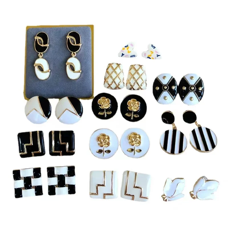 Enamel Geometric Pattern Earrings Women's Black Couple Gifts Fashion Korean Simple Classic Romantic Jewelry Accessories Earrings
Enamel Geometric Pattern Earrings Women's Black Couple Gifts Fashion Korean Simple Classic Romantic Jewelry Accessories Earrings