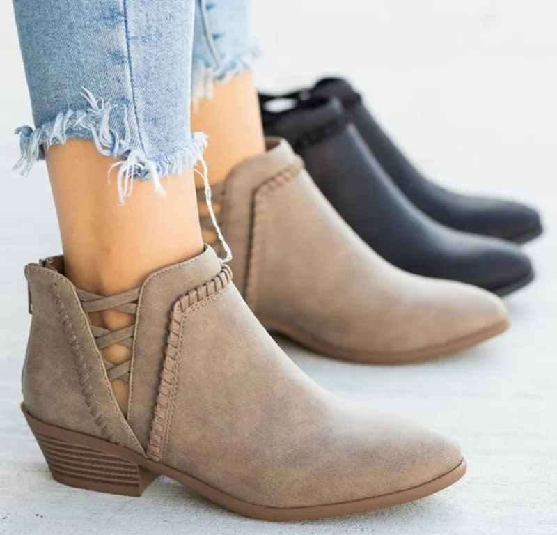 Short boots women's hand-woven V-shaped new women's boots pointed toe low-heeled short-tube Chelsea boots personality trend hot
Short boots women's hand-woven V-shaped new women's boots pointed toe low-heeled short-tube Chelsea boots personality trend hot